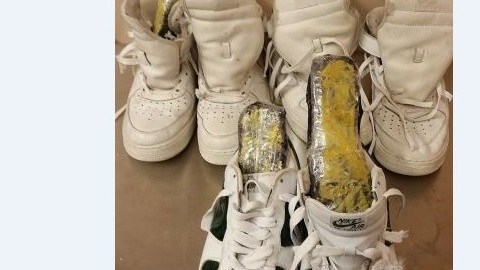 La droga estaba escondida en la suela de los tres pares de zapatos.