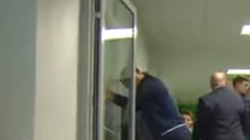 Zlatan nunca se imaginó que una puerta le jugaría una mala broma.