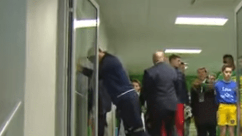 Zlatan nunca se imaginó que una puerta le jugaría una mala broma.