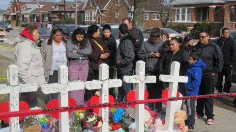 Cientos de personas se han detenido al frente de la casa de los Martínez, en Chicago, para dar sus condolencias.