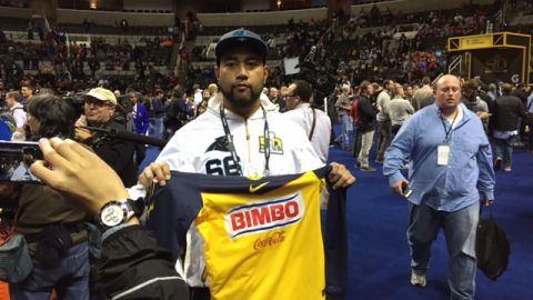 Amini Silatolu, guardia de los Panthers, posa con una camiseta del América.