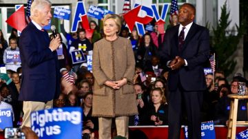 El expresidente Bill Clinton acompaña a su esposa, la aspirante presidencial demócrata, Hillary Clinton, en un mitin político en Columbia, Carolina del Sur, junto con el alcalde de la ciudad, Stephen Benjamin.