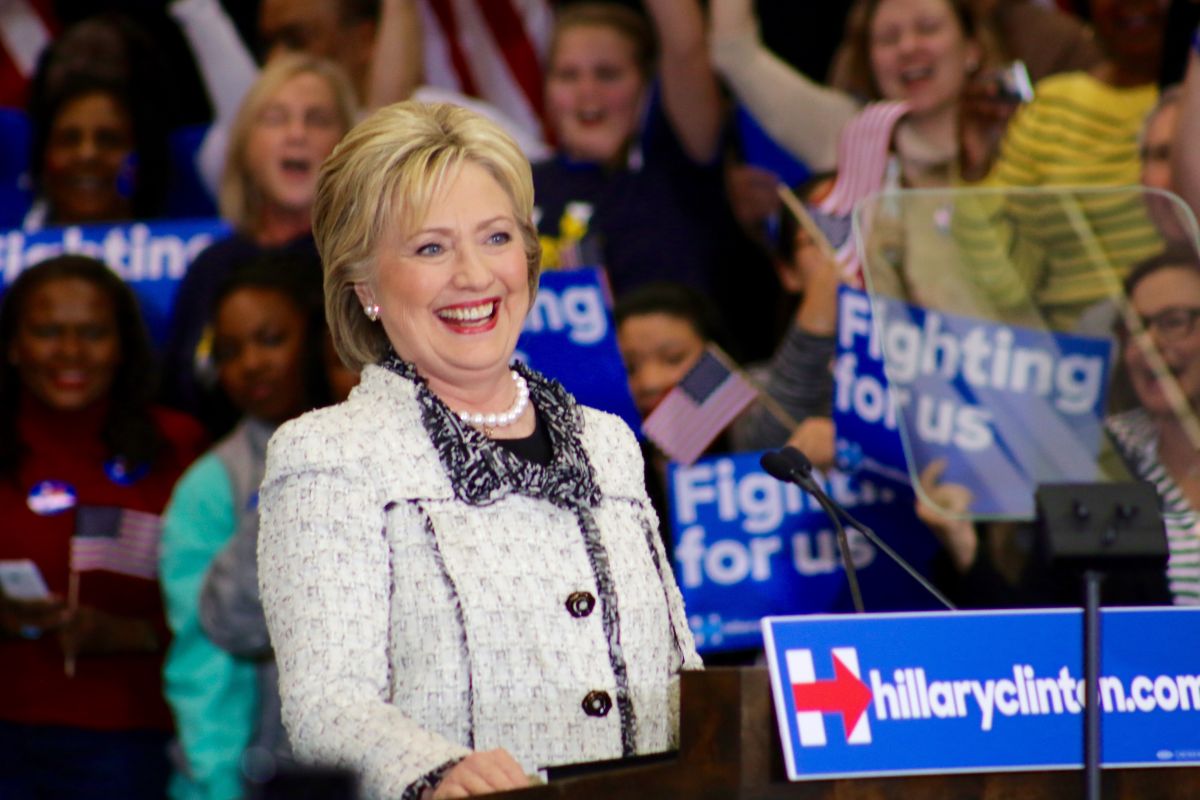 Clinton gana de forma abrumadora la primaria demócrata en Carolina del Sur frente a Bernie Sanders.