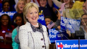 Clinton gana de forma abrumadora la primaria demócrata en Carolina del Sur frente a Bernie Sanders.