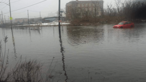 Residentes del área de los Rockaway publicaron fotos de inundación en su vecindario debido a la tormenta invernal de hoy.