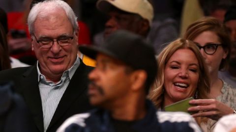 Phil Jackson (izq.)  junto a su novia Jeanie Buss, copropietaria y presidente de los Lakers.