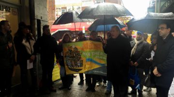 Más de 20 personas se han reunido hoy, bajo la lluvia, para reclamar justicia social para la comunidad LGBT en Jackson Heights, Queens.