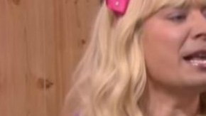 Sara (Jimmy Fallon) y su amiga Gabby (JLo) se pasan la tarde en el sótano repasando las cosas que les dan asco.