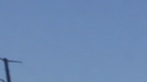 El padre Javier Calvillo, director de la Casa del Migrante en Ciudad Juárez (México) coloca unos zapatos usados por migrantes en la zona donde mañana el papa Francisco celebrará una misa multitudinaria en Juárez (México), a unos metros de la frontera con la ciudad de El Paso.