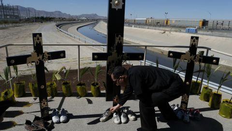 El padre Javier Calvillo, director de la Casa del Migrante en Ciudad Juárez (México) coloca unos zapatos usados por migrantes en la zona donde mañana el papa Francisco celebrará una misa multitudinaria en Juárez (México), a unos metros de la frontera con la ciudad de El Paso.