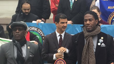 El concejal Jumanee Williams es uno de los legisladores de la ciudad que apoya el proyecto.