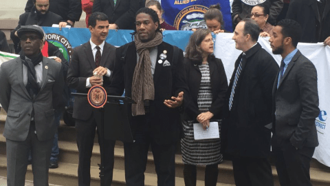 El concejal Jumanee Williams es uno de los legisladores de la ciudad que apoya el proyecto.