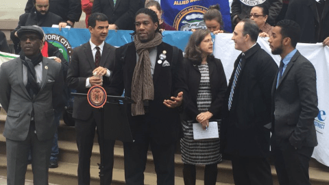 El concejal Jumanee Williams es uno de los legisladores de la ciudad que apoya el proyecto.