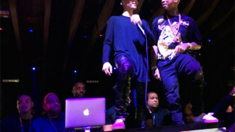 Justin Bieber y Tyga actuaron juntos sobre la mesa del DJ. En las redes sociales se comentó que ambos parecían ligeramente afectados por el alcohol.