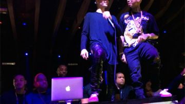 Justin Bieber y Tyga actuaron juntos sobre la mesa del DJ. En las redes sociales se comentó que ambos parecían ligeramente afectados por el alcohol.