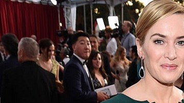 La actriz Kate Winslet es más traviesa y extrovertida de lo que se pensaba al manosear a sus colegas en público.