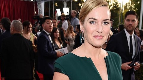 La actriz Kate Winslet es más traviesa y extrovertida de lo que se pensaba al manosear a sus colegas en público.