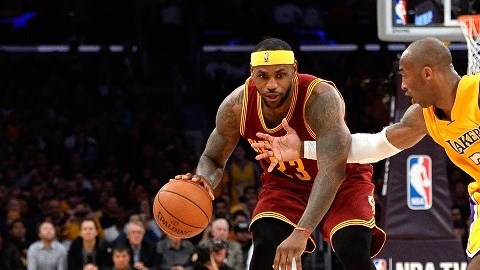 LeBron James y Kobe Bryant durante el juego del pasado 15 de enero en Staples Center.