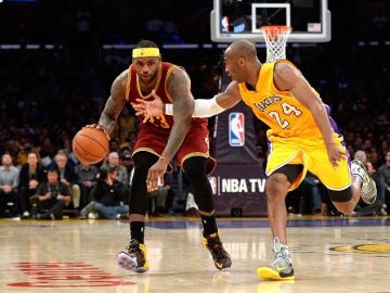 LeBron James y Kobe Bryant durante el juego del pasado 15 de enero en Staples Center.