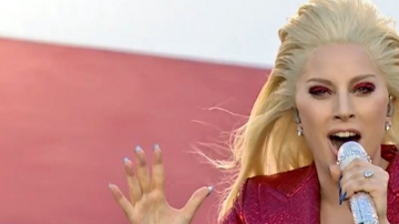 Lady Gaga cantando el himno nacional en el "Super Bowl 50".
