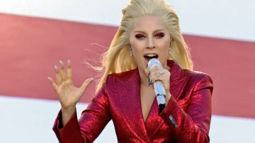 Lady Gaga cantando el himno nacional en el "Super Bowl 50".