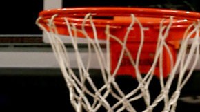 Brook López entra a canasta defendido por su hermano gemelo Robin.