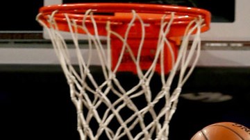 Brook López entra a canasta defendido por su hermano gemelo Robin.