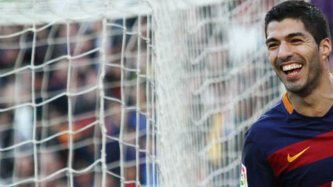 El jugador del Barcelona le envió al cantante un jersey de Uruguay autografiado.