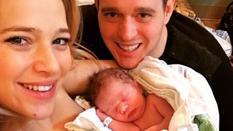 "Y ahora somos cuatro", escribió la argentina junto a esta imagen en la que presentó a su hijo Elías al mundo.