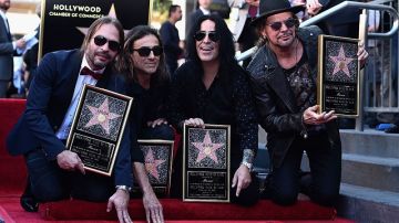 Los integrantes de Maná, de izq. a der., Sergio Vallín, Juan Calleros, Alex González y Fher Olvera, festejando su ansiada estrella en Hollywood, California.