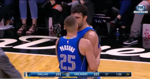 La presión generó que estos dos jugadores de Dallas protagonizaran un altercado.