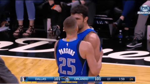 La presión generó que estos dos jugadores de Dallas protagonizaran un altercado.