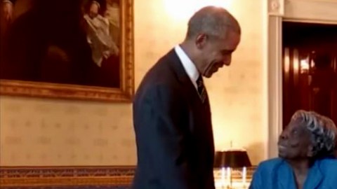 No pudo contener la emoción al conocer a Barack y Michelle Obama en la Casa Blanca.