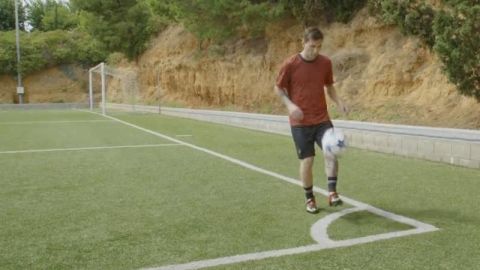 Lio Messi demostró a sus seguidores lo que puede hacer con el balón desde cualquier punto de la cancha.