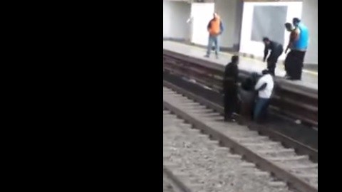 Escena del rescate en el Metro de la Ciudad de México.