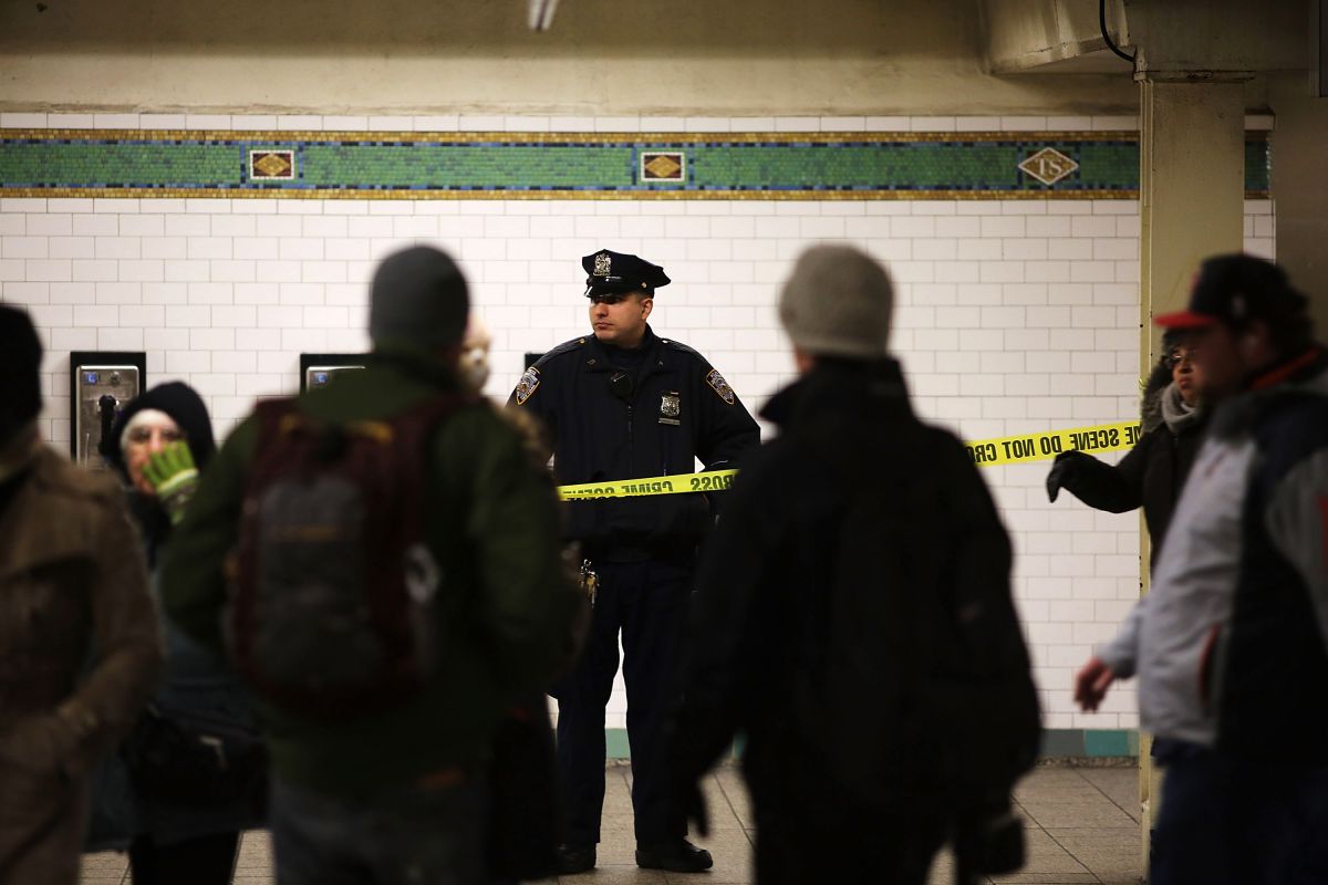 Ambos trabajadores de la MTA estaban de servicio trabajando en el subterráneo a su paso por Kensington, Brooklyn.