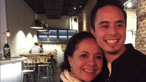 Gonzalo con su madre, Iliana Köster, quien ahora mantiene una lucha para que sea liberado de una prisión española