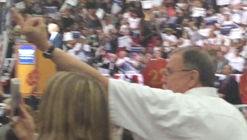 Un seguidor de Trump le enseña "el dedo" a la plataforma donde se encontraban los periodistas que cubrían el evento, luego de que el candidato los llamó "los más deshonestos". (Foto: Pilar Marrero)