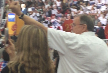 Un seguidor de Trump le enseña "el dedo" a la plataforma donde se encontraban los periodistas que cubrían el evento, luego de que el candidato los llamó "los más deshonestos". (Foto: Pilar Marrero)