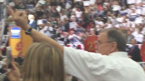 Un seguidor de Trump le enseña "el dedo" a la plataforma donde se encontraban los periodistas que cubrían el evento, luego de que el candidato los llamó "los más deshonestos". (Foto: Pilar Marrero)