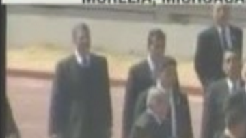 Mujer rompe protocolo y recibe bendición del papa.