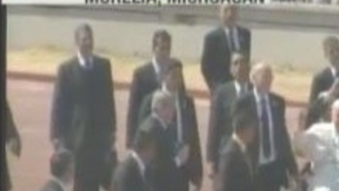 Mujer rompe protocolo y recibe bendición del papa.