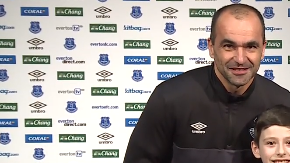George recibió el galardón de manos del técnico del Everton, Roberto Martínez.