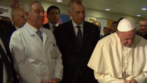 Niña con cáncer le canta el Ave María al papa.