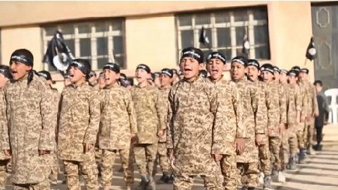 El grupo terrorista ISIS entrena niños en Irak y Siria.