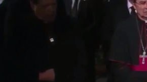 El público en la colonia Guadalupe Inn celebraba la presencia del Papa.