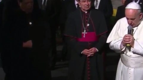 El público en la colonia Guadalupe Inn celebraba la presencia del Papa.