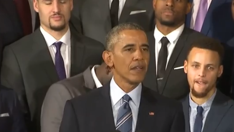 Barack Obama bromeó en todo momento con Stephen Curry.