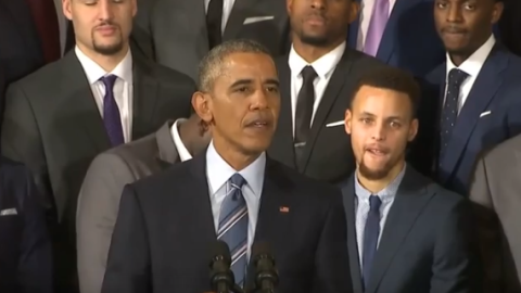 Barack Obama bromeó en todo momento con Stephen Curry.