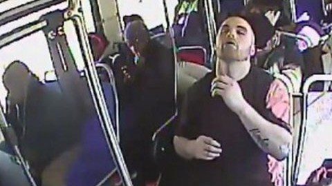 En el video, se ve cuando Meeney se inyecta en el brazo y  cae al piso del autobús.